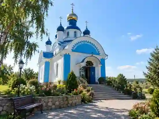 Православный храм в цветущем саду