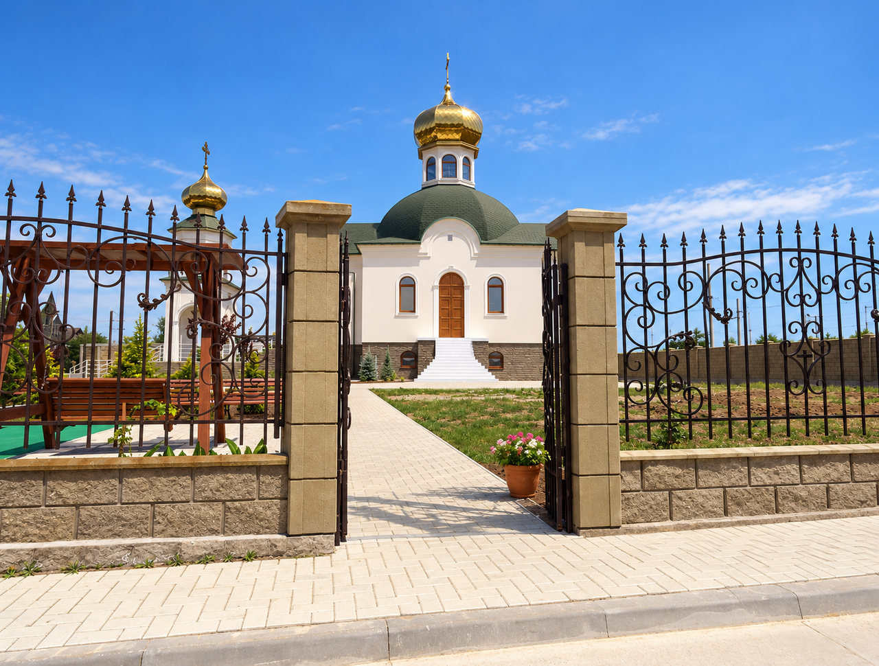 Вход в храм святого Луки